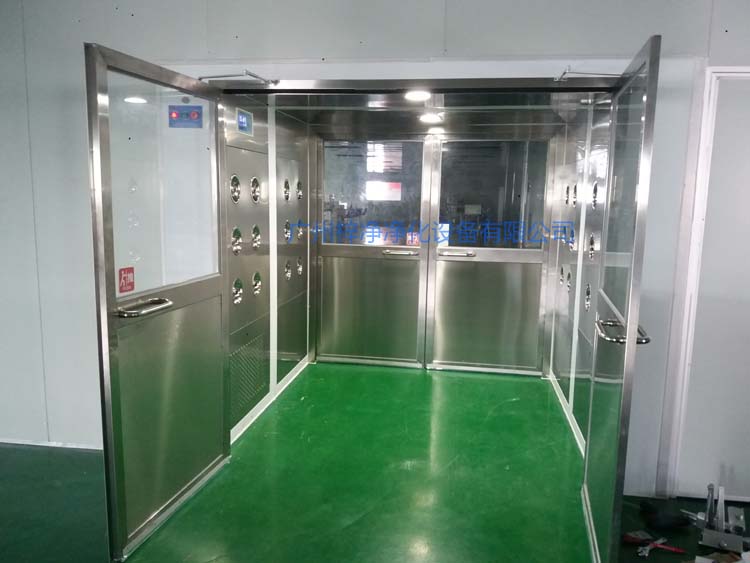 雙開門貨淋室前門打開,后門緊鎖 防止潔凈室與非潔凈室空氣對流。