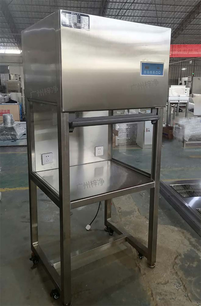 升降門超凈工作臺是采用單向空氣流，室內空氣經預初效過濾器進入靜壓箱，再經過高效空氣過濾器，最后在操作區內形成高度潔凈的單向空氣流，是提供操作區高潔凈度工作環境的理想設備。